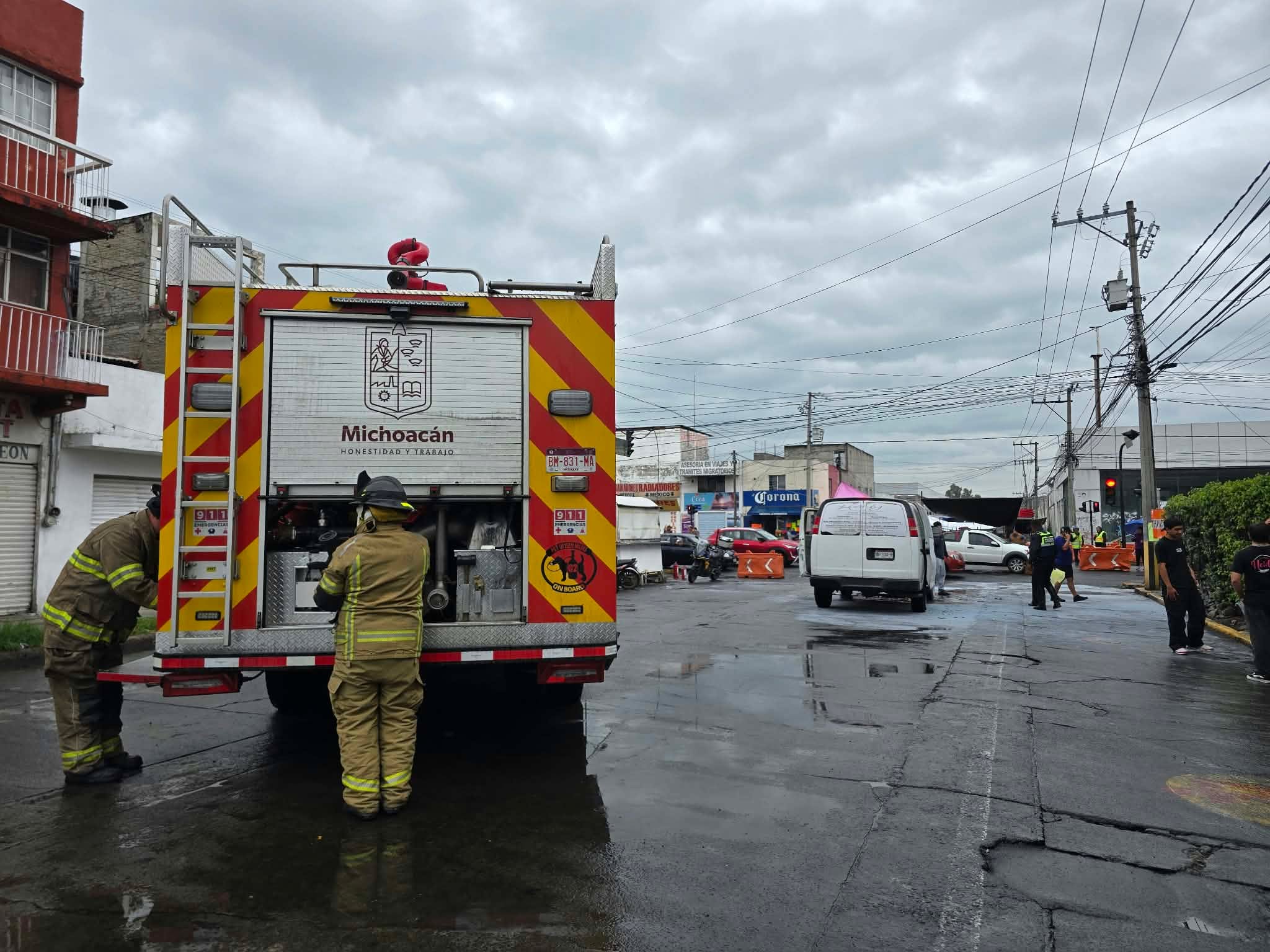 Accidente vehicular, choque y operativo contra palenque clandestino marcan Michoacán