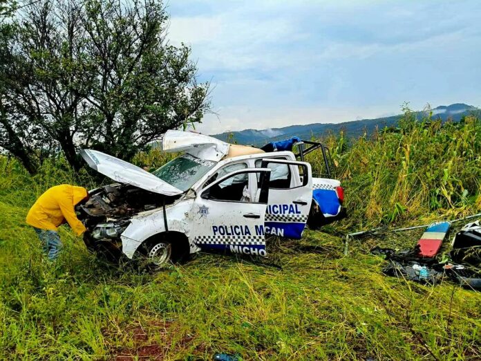 Accidentes dejan cuatro muertos, varios lesionados y patrulla volcada en Michoacán