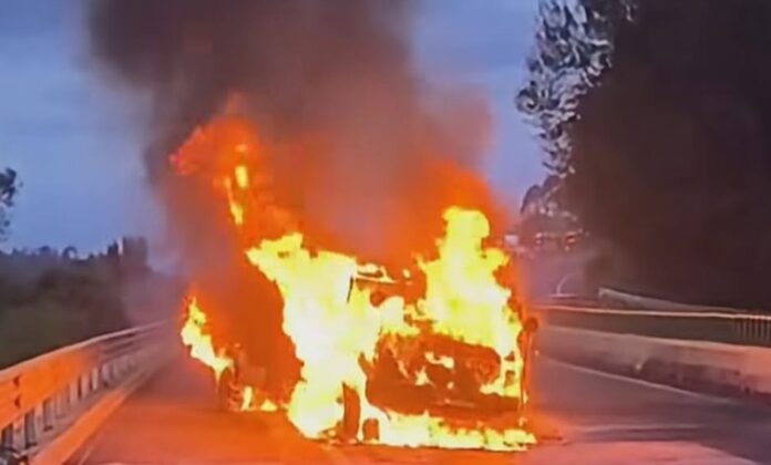 Michoacán, se accidenta e incencia camioneta de valores