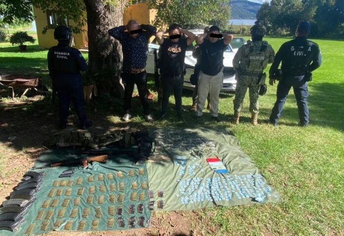 Michoacán, aseguran armas y enervantes