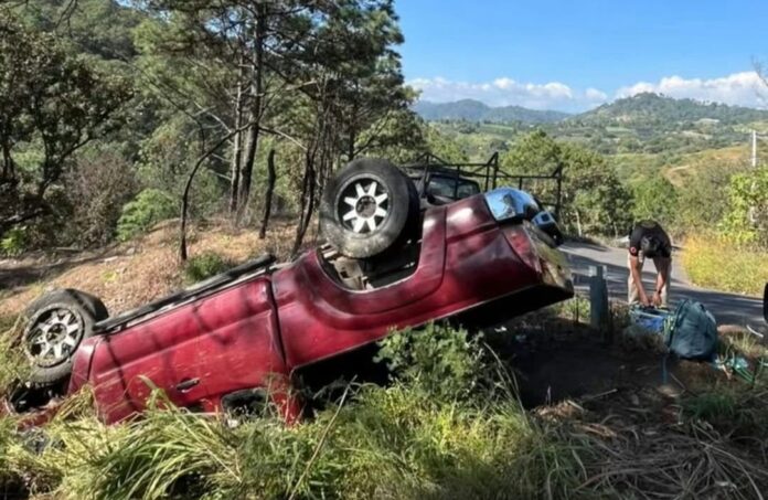 Michoacán, volcadura en Tacámbaro; dos heridos